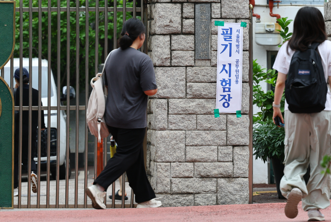 인사혁신처가 발표한 자료 기준 2025년 9급 최종 합격자 중 20대는 62.3%, 30대는 31.9%로 집계됐다. 사진은 2025년 지방공무원 9급 공·경채 필기시험이 치러지는 지난달 21일 서울 중구 장충중·고등학교에 마련된 시험장으로 응시생들이 들어가는 모습. /사진=뉴시스