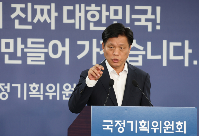 국정기획위원회가 24일 서울 정부서울청사 창성동 별관에서 열린 정례브리핑을 통해 지역사랑상품권이 다음달 4일 본회의에서 처리될 수 있도록 노력하겠다고 전했다. 사진은 지난달 26일 조승래 국정기획위원회 대변인이 서울 종로구 정부서울청사 별관 국정기획위원회에서 열린 현안 관련 기자간담회에 참석해 발언하고 있는 모습. /사진=뉴시스