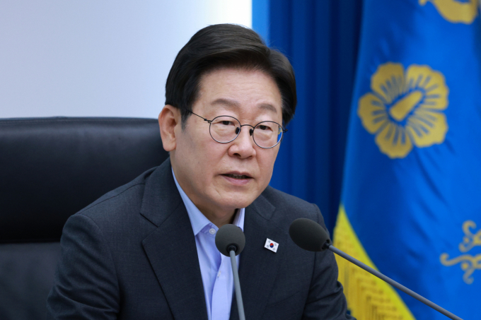  이재명 대통령이 24일 서울 용산구 대통령실청사에서 열린 수석·보좌관 회의에서 국내 금융기관을 향해 이자 놀이 및 이자 수익에 매달릴 게 아니라 투자 확대에 신경을 써 주길 바란다고 말했다. 이재명 대통령이 24일 서울 용산 대통령실 청사에서 열린 제5차 수석보좌관회의에서 발언하고 있다. /사진=뉴시스