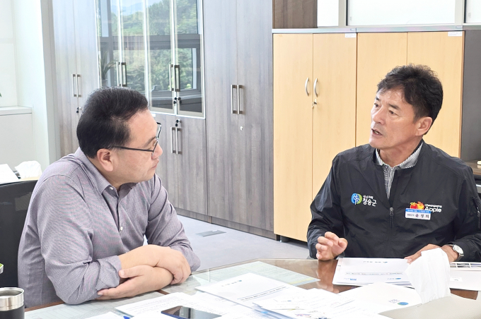 윤경희 청송군수(왼쪽)가 기재부 관계자와 면담을 하고 있다./사진제공=경북 청송군