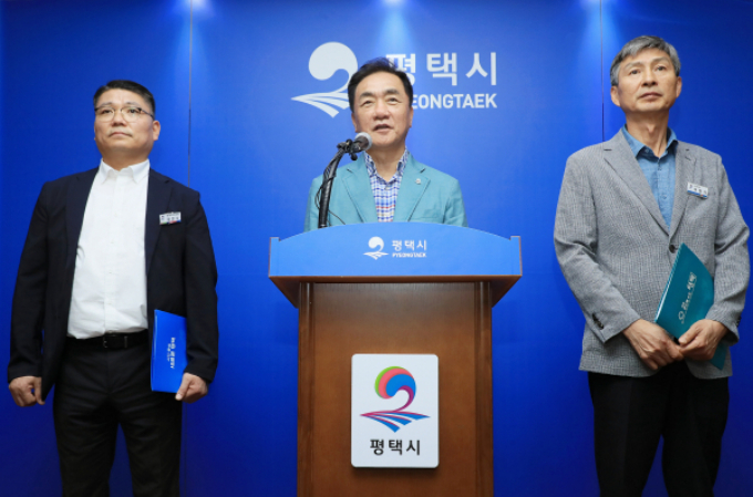  정장선 평택시장(가운데)이 24일 시청 브리핑룸에서 '평택호 중점관리저수지 지정 대상지 선정'과 관련한 언론브리핑을 열고 있다. /사진제공=평택시