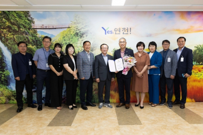 김덕현 연천군수가 24일 김을호 특별보좌관을 위촉하고 참석자들과 단체사진을 찍고 있다. /사진제공=연천군 