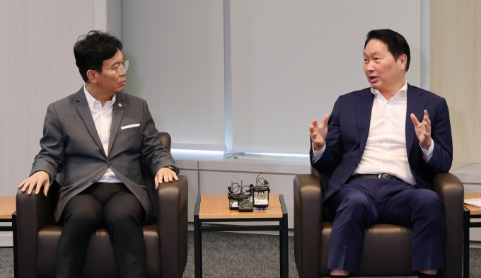 최태원 대한상의 회장과 김영훈 고용노동부 장관이 24일 서울 중구 세종대로 대한상의 회관에서 노동시장 현황에 대해 논의하고 있다. / 사진=대한상의