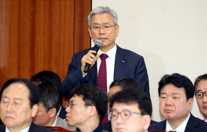 김동철 한국전력공사 사장이 19일 오전 서울 여의도 국회에서 열린 산업통상자원중소벤처기업위원회 전체회의에서 의원들의 자료제출 요구에 답변하고 있다. /사진=뉴시스
