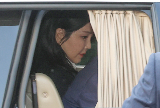 민중기 특별검사팀이 24일 정례 브리핑을 통해 법과 원칙에 따라 김 여사를 소환 조사하겠다고 전했다. 사진은 지난 4월11일 윤석열 전 대통령의 부인 김건희 여사가 서울 용산구 한남동 대통령 관저를 떠나고 있는 모습. /사진=뉴시스(공동취재)
