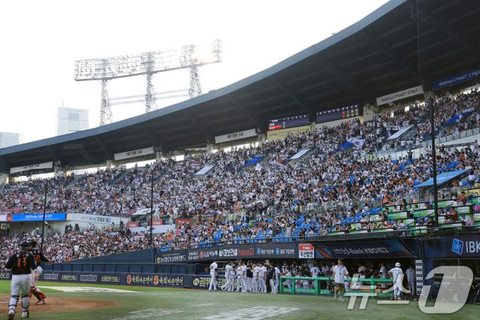 24일 오후 서울 송파구 잠실야구장에서 열린 프로야구 '2025 신한 SOL뱅크 KBO 리그' 한화 이글스와 두산 베어스의 경기에서 두산 팬들이 열띤 응원을 펼치고 있다. 두산베이스는 이날 구단 통산 3000만 관중 달성을 기념했다. 2025.7.24/뉴스1 ⓒ News1 박정호 기자