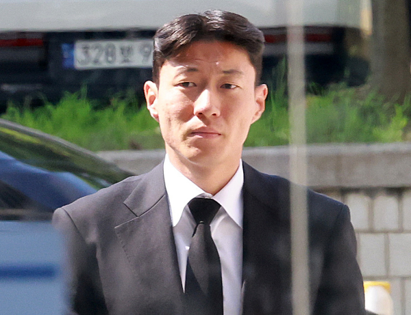 불법 촬영 혐의를 받는 축구선수 황의조가 2심에서 징역 4년을 구형받았다. 사진은 축구선수 황의조가 24일 오후 서울 서초구 서울중앙지방법원에서 열린 불법촬영 등 혐의 항소심 2차 공판에 출석하는 모습. /사진=뉴시스