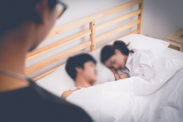 데이팅 앱 여성과 불륜을 저지른 남편에게 상간 소송을 제기했지만 인맥이 넓은 남편이 변호사에게 입김을 넣어 재판 접수조차 되지 않았다는 사연이 전해졌다. 사진은 기사 내용과 직접적인 관련이 없음. /사진=클립아트코리아