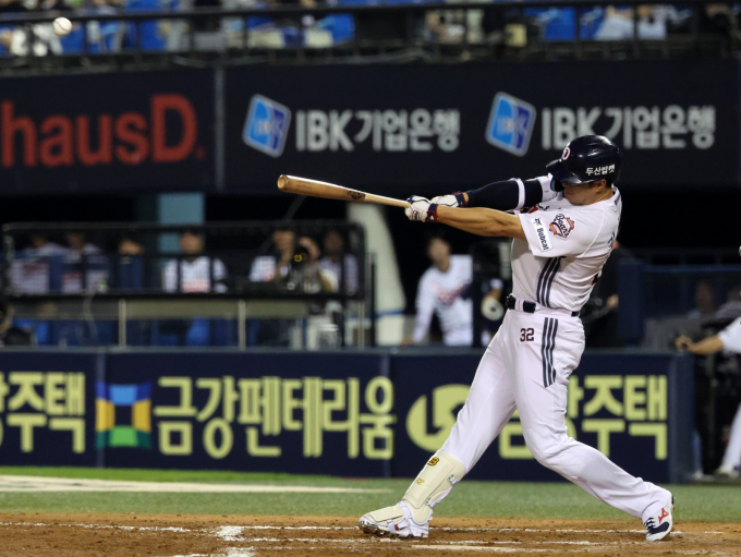 두산 베어스 김재환이 팀 프랜차이즈 최다 홈런 기록을 보유한 김동주와 동률을 이뤘다. 사진은 두산에서 활약 중인 김재환의 모습. /사진=뉴시스 /사진=배훈식