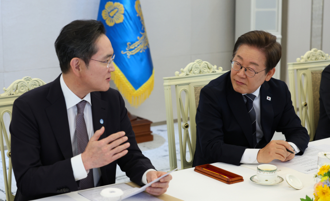 이재명 대통령이 지난 24일 이재용 삼성전자 회장과 만찬을 겸한 회동을 하며 대미투자 등에 대해 논의했다. 사진은 지난달 13일 이재명 대통령이 서울 용산 대통령실에서 열린 6경제단체와 기업인 간담회에서 이재용 삼성전자 회장의 발언을 경청하는 모습. /사진=뉴시스