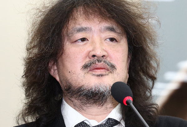 대통령실이 출입 기자단에 김어준의 뉴스공장 등 친여 성향의 세 곳을 포함했다. 사진은 방송인 김어준씨가 과학기술정보방송통신위원회 전체회의에 출석해 계엄 사태 당시 암살 제보와 관련해 폭로하는 모습. /사진=뉴스1