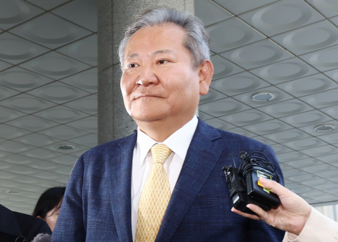 이상민 행정안전부 장관이 25일 오전 서울 서초구 서울고등검찰청에 마련된 내란 특검 사무실에서 '언론사 단전·단수 의혹' 관련 피의자 조사를 받기 위해 출석했다. /사진=뉴스1