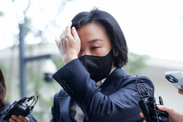 김건희 여사 최측근으로 알려진 유경옥 전 대통령실 행정관이 특검 조사를 위해 출석했다. 사진은 김건희 여사 최측근으로 알려진 유경옥 전 행정관이 25일 서울 종로구 소재 김건희 특검팀(특별검사 민중기)에서 피의자 신분으로 조사를 받기 위해 출석하는 모습. /사진=뉴시스