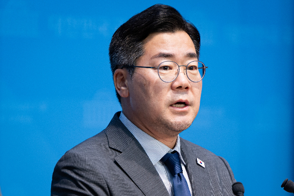 박찬대 더불어민주당 당대표 후보가 윤석열 전 대통령의 내란 사태에서 '인간 방패' 역할을 한 국민의힘 의원 45명에 대한 제명 촉구 결의안을 발의했다. 사진은 박찬대 더불어민주당 당대표 후보가 25일 윤석열 전 대통령 내란 사태에서 '인간 방패' 역할을 한 국민의힘 국회의원 45명에 대한 제명 촉구 결의안 발의를 밝히는 모습. /사진=뉴스1