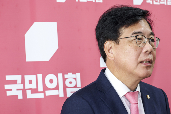 송언석 국민의힘 비상대책위원장 겸 원내대표가 특검의 국민의힘 의원실 압수수색과 관련해 "야당 탄압을 위한 정치특검의 무차별적인 압수수색이라고 전했다. 송언석 국민의힘 비상대책위원장 겸 원내대표가 25일 서울 여의도 국회에서 특검의 국민의힘 의원실 압수수색 등에 대해 입장 발표를 하고 있다. /사진=뉴시스