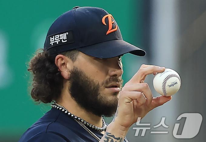한화 선발 폰세가 24일 오후 서울 송파구 잠실야구장에서 열린 프로야구 '2025 신한 SOL뱅크 KBO 리그' 한화 이글스와 두산 베어스의 경기에서 3회말 심판에게 공 교체를 요구하고 있다. 2025.7.24/뉴스1 ⓒ News1 박정호 기자