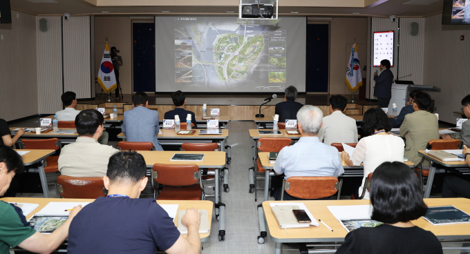 지난 24일 영양군청 대회의실에서 '선바위관광단지 조성 기본구상 및 계획수립용역' 최종보고회가 열리고 있다./사진제공=경북 영양군