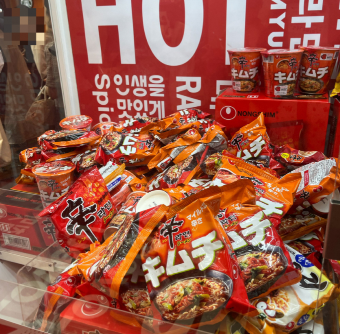 일본에서 신라면 분식 팝업스토어가 현지에서 뜨거운 반응을 얻고 있다. 사진은 일본 하라주쿠 신라면 분식 팝업스토어 현장 모습. /사진=SNS 갈무리