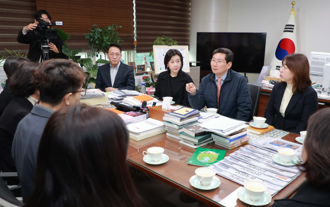 작년 12월 20일 이상일 용인특례시장(오른쪽 2번째)이 시장실에서 지역 내 학부모대표, 용인교육지원청 관계자들을 만나 교육환경 발전에 대해 논의하고 있다. /사진제공=용인특례시