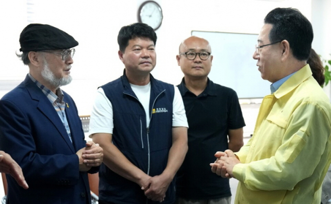 김영록 전남도지사가 25일 나주 공익활동지원센터를 방문해 나주 이주노동자 인권침해 피해자와 면담을 마친 뒤 관계자들과 이야기를 나누고 있다./사진=전남도