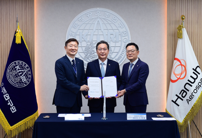한화에어로스페이스가 항우연과 우주 발사체 '누리호'의 기술 이전 계약을 맺었다. 사진은 25일 대전 항우연에서 진행된 '누리호 기술이전 계약' 체결식에 참석했던 이상철(왼쪽부터) 항우연 원장, 윤영빈 우주항공청장, 손재일 한화에어로스페이스 대표이사. /사진=한화에어로스페이스