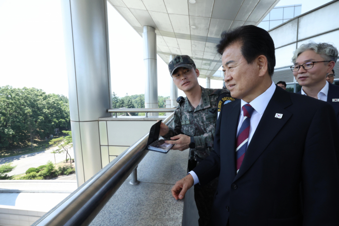 정동영 통일부 장관이 25일 취임식을 앞두고 첫 일정으로 판문점을 방문해 남북 연락 채널 현지 상황 등을 점검했다. 정동영 통일부 장관이 취임 첫날인 25일 경기 파주시 판문점을 찾아 북측을 바라보고 있다. /사진=뉴시스(통일부 제공)