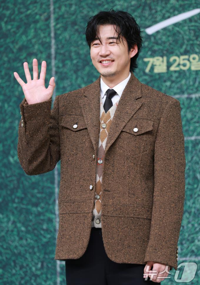배우 윤계상이 25일 오후 서울 양천구 SBS에서 진행된 드라마 '트라이' 제작발표회에 참석해 포즈를 취하고 있다. '트라이: 우리는 기적이 된다'는 예측불허 괴짜감독 주가람과 만년 꼴찌 한양체고 럭비부가 전국체전 우승을 향해 질주하는 코믹 성장 스포츠 드라마. 2025.7.25/뉴스1 ⓒ News1 권현진 기자