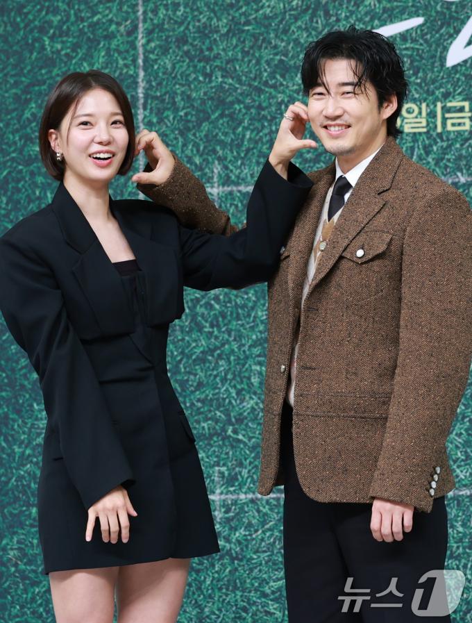 배우 임세미와 윤계상(오른쪽)이 25일 오후 서울 양천구 SBS에서 진행된 드라마 '트라이' 제작발표회에 참석해 포즈를 취하고 있다. '트라이: 우리는 기적이 된다'는 예측불허 괴짜감독 주가람과 만년 꼴찌 한양체고 럭비부가 전국체전 우승을 향해 질주하는 코믹 성장 스포츠 드라마. 2025.7.25/뉴스1 ⓒ News1 권현진 기자