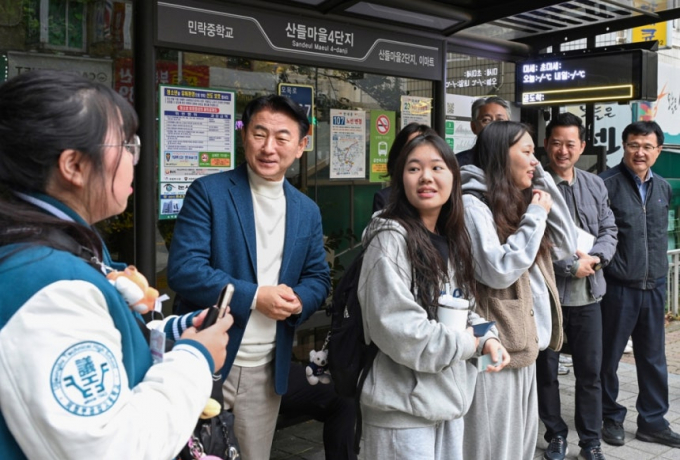 지난 2월 의정부 학생 통학버스 등굣길 현장 확인에 나선 김동근 의정부시장이 학생들과 대화를 나누고 있다. /사진제공=의정부시