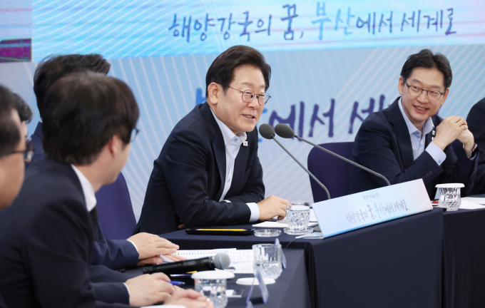  이재명 대통령이 25일  부산의 마음을 듣다 타운홀미팅에서 해양수산부 등 국가기관의 부산 이전을 가능한 범위안에서 신속히 추진하겠다고 밝혔다. 이재명 대통령이 25일 부산 부경대에서 열린 타운홀미팅 '부산의 마음을 듣다' 지역 주민 간담회에서 발언하고 있다. /사진=뉴시스(대통령실통신사진기자단)