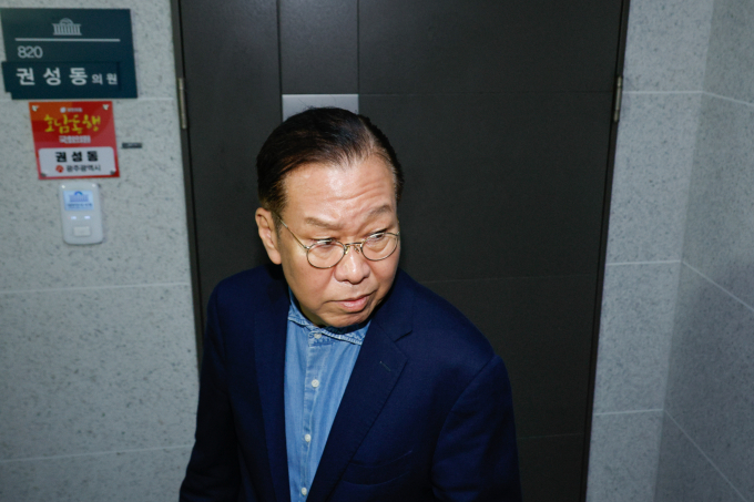 권영세 전 국민의힘 비상대책위원장과 이양수 전 국민의힘 선거관리위원장이 '당원권 정지 3년' 중징계에 대해 반발했다. 사진은 지난 18일 서울 여의도 국회 의원회관 권성동 국민의힘 의원실에 권 전 위원장이 들어가는 모습. /사진=뉴스1