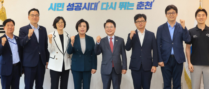 25일 춘천시에서 열린 푸드테크 선도도시 포럼 참석자들이 기념사진을 찍는 모습(왼쪽 네번째부터 신계용 과천시장, 육동한 춘천시장). /사진제공=과천시