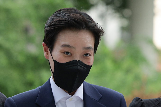 '김 여사의 문고리 3인방'이라 불리는 정지원 전 대통령실 행정관이 김건희 여사의 각종 의혹을 수사하는 민중기 특별검사팀 소환조사에 출석했다. 사진은 정 전 행정관이 25일 서울 종로구에 마련된 김건희 특검팀 사무실로 조사를 받기 위해 출석한 모습. /사진=뉴스1 