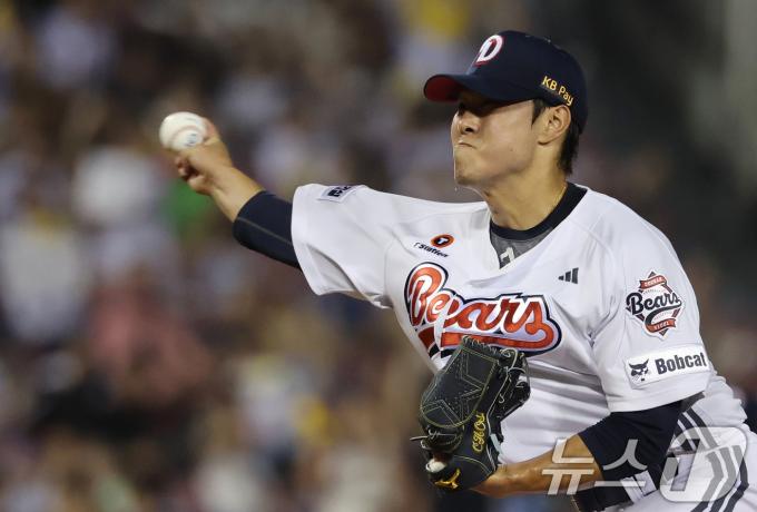25일 서울 송파구 잠실야구장에서 열린 프로야구 '2025 신한 SOL뱅크 KBO 리그' LG 트윈스와 두산 베어스의 경기, 두산 최원준이 6회초 구원등판해 역투하고 있다. 2025.7.25/뉴스1 ⓒ News1 오대일 기자