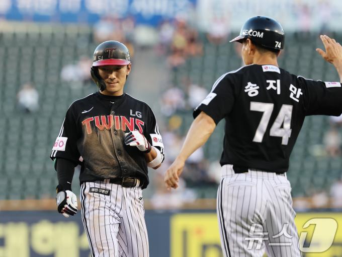 25일 서울 송파구 잠실야구장에서 열린 프로야구 '2025 신한 SOL뱅크 KBO 리그' LG 트윈스와 두산 베어스의 경기, 2회초 LG 공격 2사 2,3루 상황에서 신민재가 2타점 적시타를 때린 후 기뻐하고 있다. 2025.7.25/뉴스1 ⓒ News1 오대일 기자