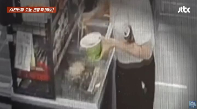 편의점에서 컵라면 취식을 제지당한 남녀가 냉동고에 라면 국물을 쏟고 떠났다. 사진은 지난 23일 해당 사건이 담긴 CCTV 영상. /사진=JTBC 사건반장 캡처