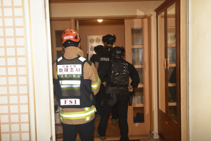 사제 총기로 아들을 살해한 아버지가 과거 저지른 성범죄는 자신이 운영하던 비디오방에서 손님을 상대로 한 추행으로 파악됐다. 사진은 지난 21일 피의자의 집에 진입하는 경찰특공대와 소방 관계자들. /사진=뉴스1   