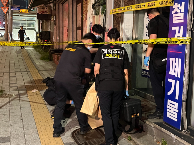 서울 성북구 길음동에서 흉기 난동을 벌인 피의자가 의식을 아직 되찾지 못한 상태다. 사진은 지난 25일 지하철 4호선 길음역 인근에서 칼부림 사건이 발생해 경찰이 현장을 수습하고 있는 모습. /사진=뉴스1