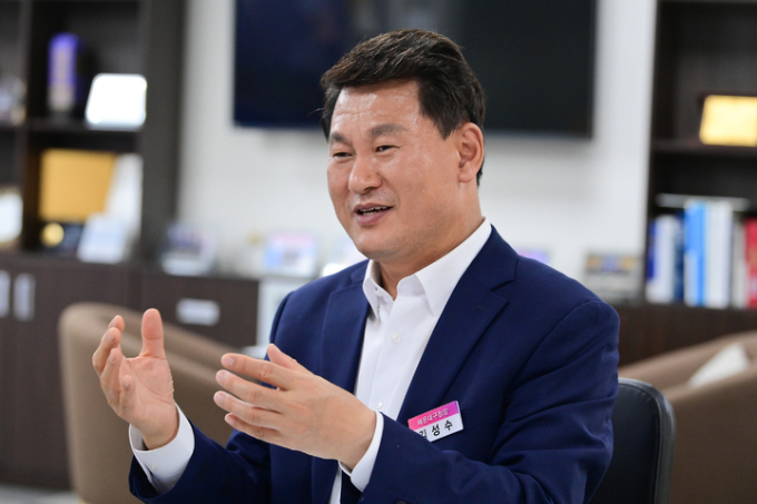 강원 양양 지역과 호주 워킹홀리데이를 다녀온 여성을 두고 비하 발언을 한 김성수 부산 해운대구청장이 사과했다. 사진은 김 구청장. /사진=해운대구청