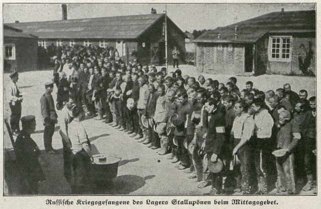 포로수용소의 러시아 전쟁포로들. (출처: Alfred K&uuml;hlewindt, 1916, Public domain, via Wikimedia Commons)