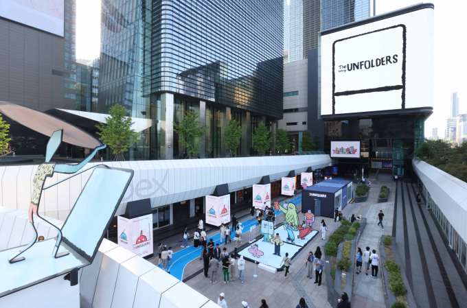 삼성전자가 프랑스 출신 아티스트 장 줄리앙과 협업에 코엑스에서 대규모 갤럭시 폴더블폰 체험존을 운영한다. /사진=삼성전자