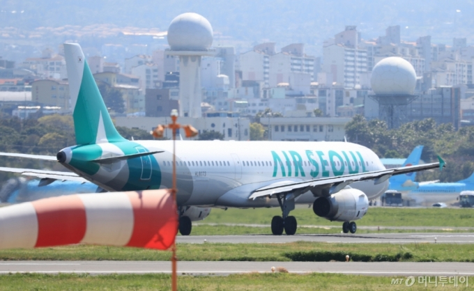 [제주=뉴시스] 우장호 기자 = 15일 오전 8시15분께 제주공항 활주로 이륙 준비를 하던 에어서울 RS902편 안에서 폐소공포증을 호소한 승객이 비상문을 열어 비상탈출용 슬라이드가 펼쳐저 항공기가 이륙을 포기하는 사고가 발생했다. 비상탈출 슬라이드가 개방되자 기동 불능상태가 된 항공기는 멈춰 섰고, 한국공항공사는 견인차로 이 항공기를 주기장으로 옮겼다. 이날 오후 에어서울 RS902편이 정비를 마치고 목적지인 김포공항으로 출발하고 있다. 2025.04.15. woo1223@newsis.com /사진=우장호