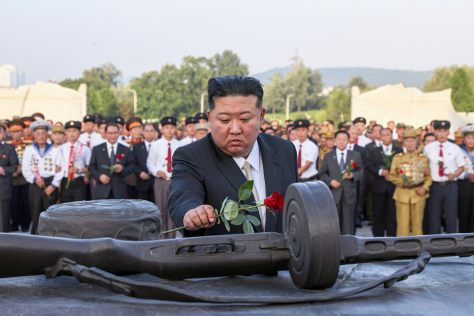 북한 노동당 기관지 노동신문은 27일 김정은 국무위원장이 7월26일 조국해방전쟁(한국전쟁) 참전열사묘를 찾았다고 보도했다. /사진=(평양 노동신문=뉴스1)