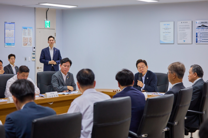 이재명 대통령이 지난 25일 경기 시흥시 SPC삼립 시화공장에서 열린 '산업재해 근절 현장 노사간담회'에서 발언을 하고 있다. (이재명 대통령 SNS. 재판매 및 DB금지) 2025.7.26/뉴스1