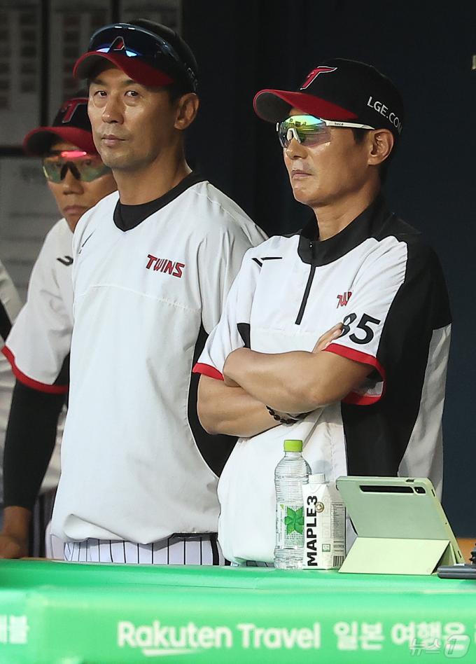 22일 오후 서울 송파구 잠실야구장에서 열린 프로야구 '2025 신한 SOL뱅크 KBO 리그' LG 트윈스와 두산 베어스의 경기, LG 염경엽 감독이 8회초 정우영의 부진한 투구에 굳은 표정을 짓고 있다. 2025.6.22/뉴스1 ⓒ News1 김진환 기자
