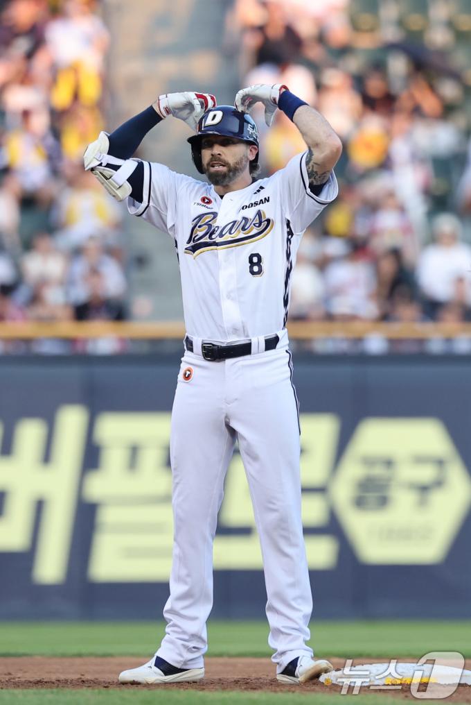 27일 서울 송파구 잠실야구장에서 열린 프로야구 '2025 신한 SOL뱅크 KBO 리그' LG 트윈스와 두산 베어스의 경기, 3회말 2사 1,2루 두산 케이브가 2타점 2루타를 날린 뒤 세리머니를 하고 있다. 2025.7.27/뉴스1 ⓒ News1 박지혜 기자