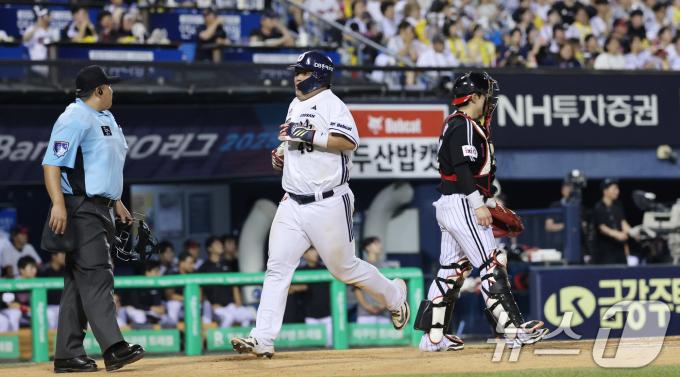 27일 서울 송파구 잠실야구장에서 열린 프로야구 '2025 신한 SOL뱅크 KBO 리그' LG 트윈스와 두산 베어스의 경기 8회말 2,3루 상황 LG 박계범의 희생플라이아웃 때 김기연이 홈으로 들어와 득점에 성공하고 있다. ⓒ News1 박지혜 기자