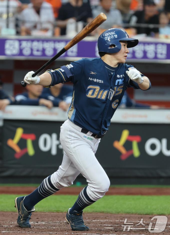 2일 오후 대전한화생명 볼파크에서 열린 프로야구 '2025 신한 SOL뱅크 KBO 리그' 한화 이글스와 NC 다이노스 경기에서 4회초 1사 2루 상황 NC 박민우가 1타점 적시타를 치고 있다. 2025.7.2/뉴스1 ⓒ News1 김기태 기자