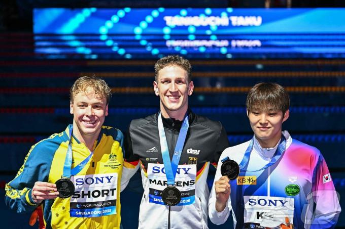 김우민(오른쪽)이 27일 열린 2025 싱가포르 세계수영선수권대회 남자 자유형 400m 결선에서 3분42초60의 기록으로 동메달을 획득했다.  루카스 메르텐스(가운데)가 금메달을 목에 걸었고, 새무얼 쇼트(왼쪽)가 은메달을 가져갔다. ⓒ AFP=뉴스1