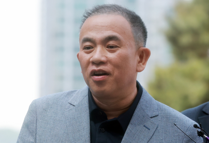 김건희 여사 관련 각종 의혹 사건을 수사하는 민중기 특별검사팀(특검팀)이 정치브로커 명태균씨를 28일 소환조사한다. 사진은 지난 4월 검찰 조사를 받기 위해 서울 서초구 서울고검 청사로 출석한 윤석열 전 대통령 부부 공천 개입 의혹의 핵심 인물인 명태균씨. /사진=뉴스1